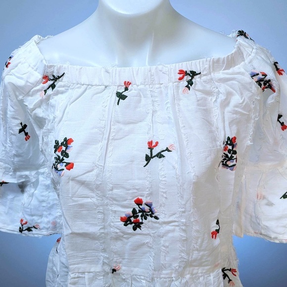 NWT RED HAUTE EMBROIDERED OFF-THE-SHOULDER TOP - medium - Picture 4 of 7